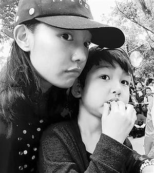 白百何晒与儿子元宝合照两人均有一双大眼(图)