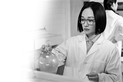拍摄前周迅拜访屠呦呦和她的同事们以揣摩角色 《功勋》之《屠呦呦的礼物》收官_新闻频道