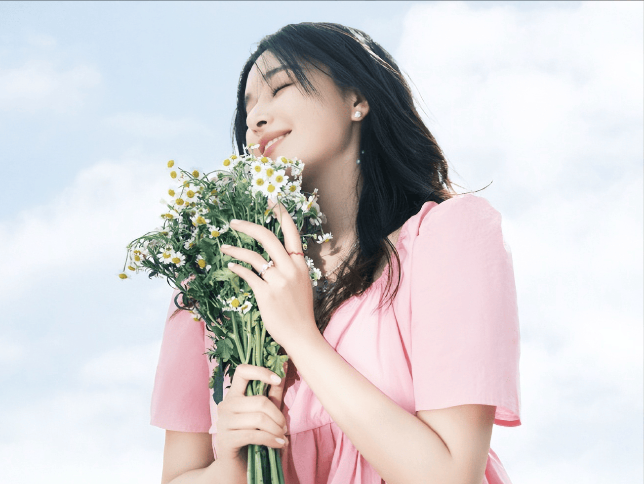 阚清子身着粉裙拍写真，手捧雏菊花束，满屏全是小清新的味道！_照片_眼神_自然