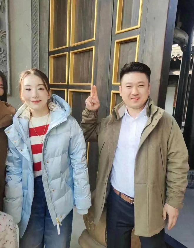 郭富城夫妇与路人同框，凸显明星上镜优势:脸小身材佳!|方媛|娱乐圈|普通人|新恋情_订阅