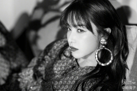 阚清子黑白大片冷艳十足 绝美侧颜惊艳