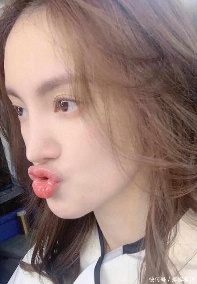 金晨综艺尝菜被鸡蛋烫出哥斯拉同款表情包,网友:内娱喜剧人实锤