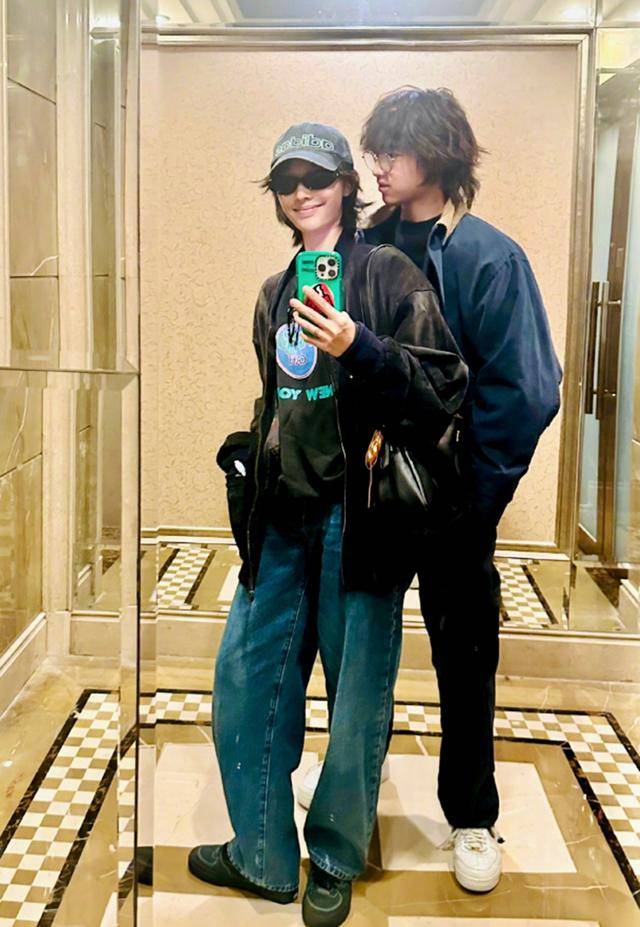 白百何与大儿子合照似兄妹，元宝身高近180变化好大，不敢认了