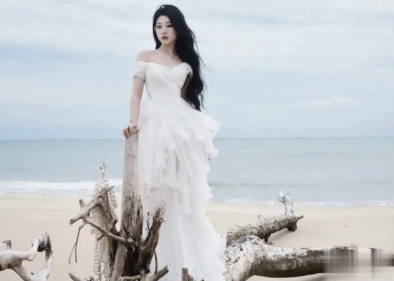 沈佳润红毯首秀引热议，纯白天使裙惊艳全场圈粉无数