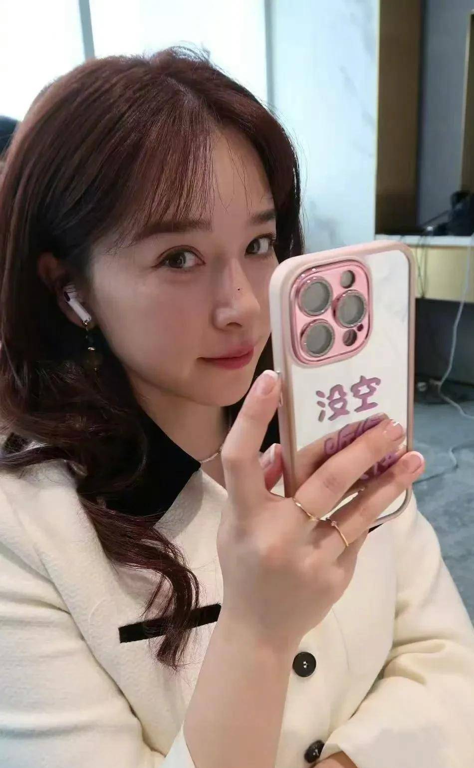 阚清子产后1个月首晒自拍!面带微笑气色很好，瘦了20斤腹部平坦