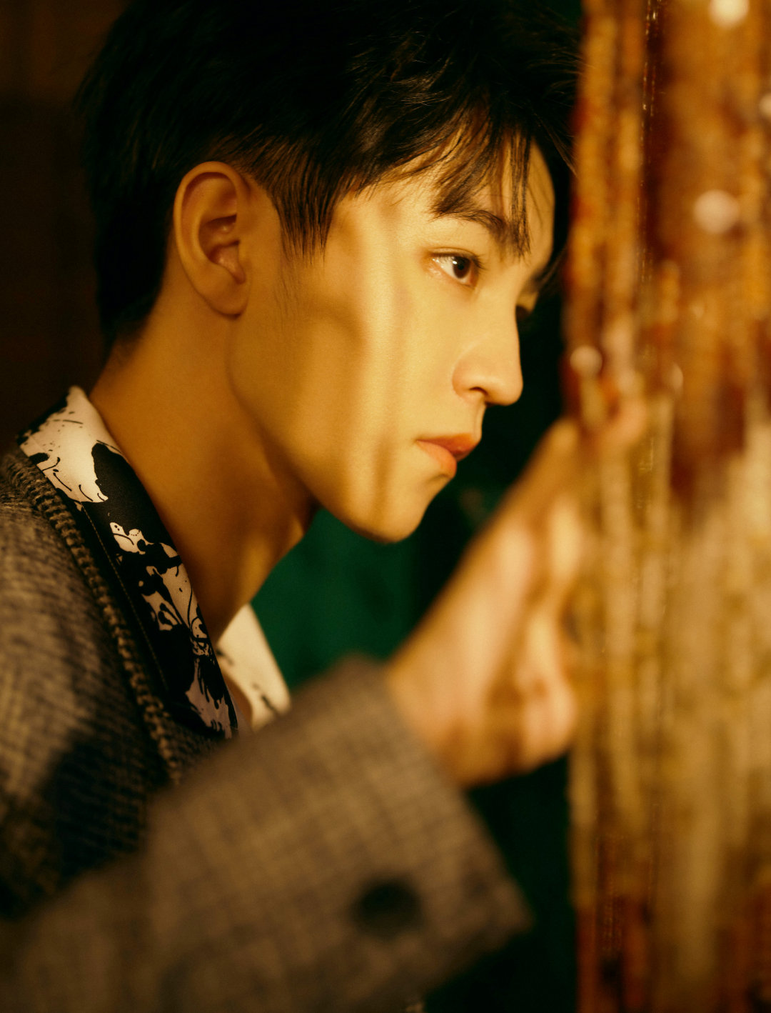 王俊凯港风写真发布，嘴里的棒棒糖成亮点，口味引人猜测