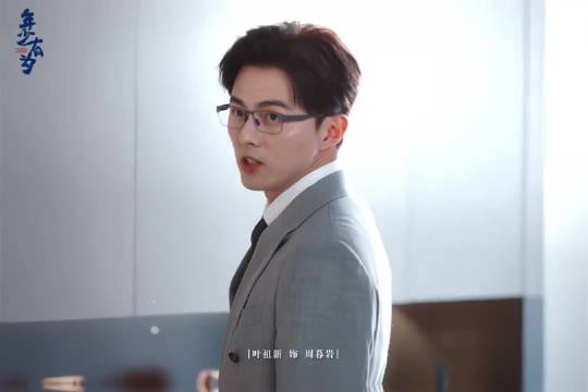叶祖新新剧《年少有为》今日开播，眼神气场十足