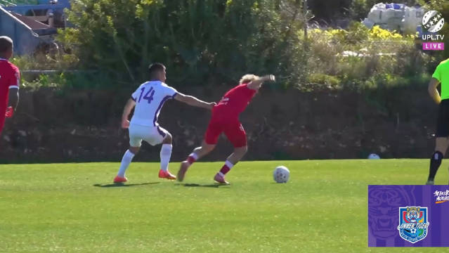 津门虎热身赛0-1落后，三中场防守薄弱黄嘉辉染黄