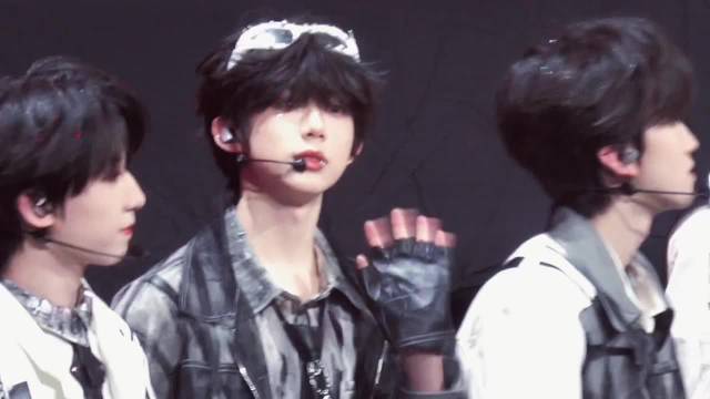 好喜欢陈奕恒的反差感， 舞台上酷帅又迷人，舞台下温柔又可爱