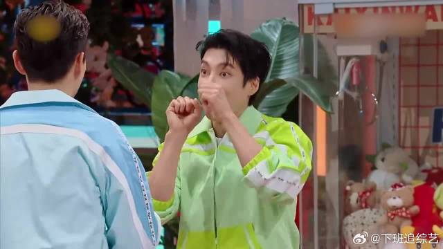 胡歌挑战高瀚宇，不料瀚宇一个动作，高圆圆瞬间笑疯