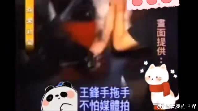 2000年6月11日，王菲和谢霆锋手牵手走出花样年华庆功宴，不怕媒体偷拍