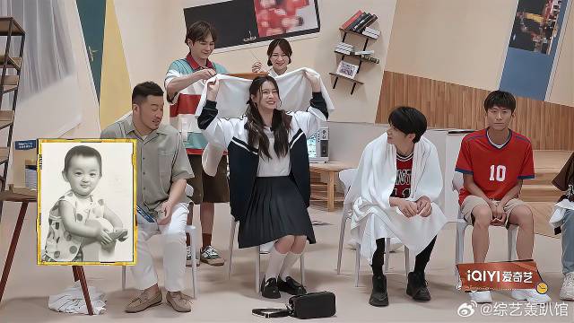 胡歌小时候照片被曝，杨颖竟没认出来，直呼是周迅！