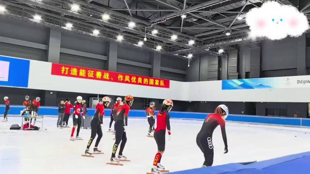 苏炳添等田径健儿为短道速滑队冬奥加油