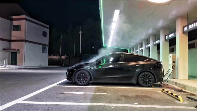 特斯拉充电冒白烟属正常现象，官方科普散热原理
