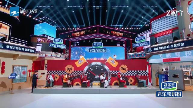 锤娜丽莎何浩楠默契同款得意脸