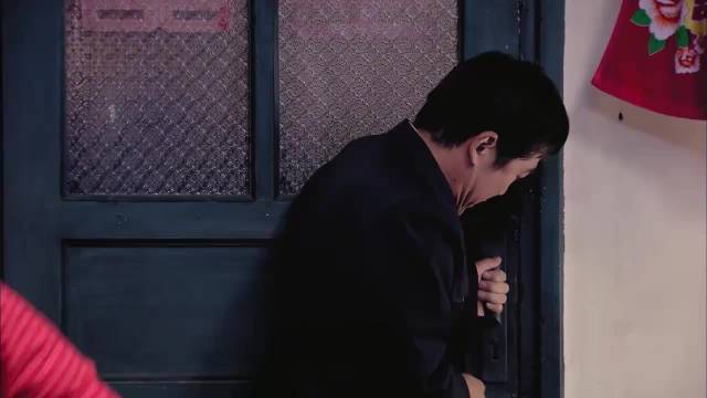 金婚：小夫妻新婚，众人全躲外面听洞房，听文丽喊疼误会了！