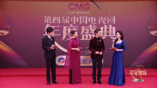 高圆圆46岁酒红纱衣亮相CMG盛典，自然优雅成焦点