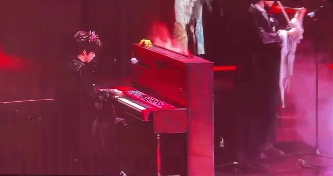 张函瑞王橹杰黑衣王冠造型钢琴小提琴合奏