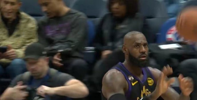 湖人队在对阵奇才的比赛中是如何实现31分大胜的？