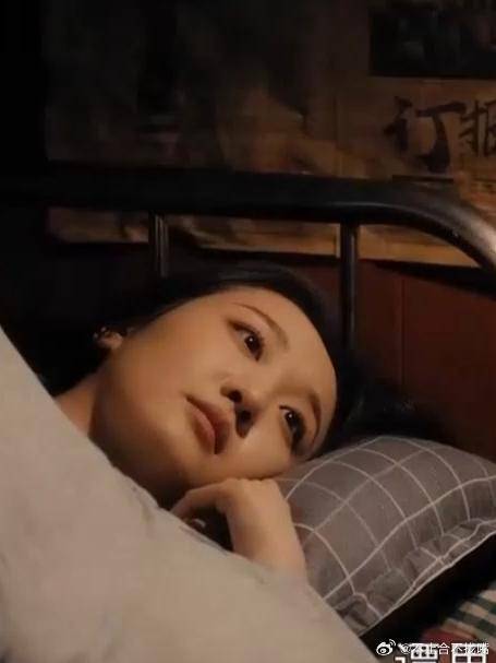 与孩子们互动，教画画发糖