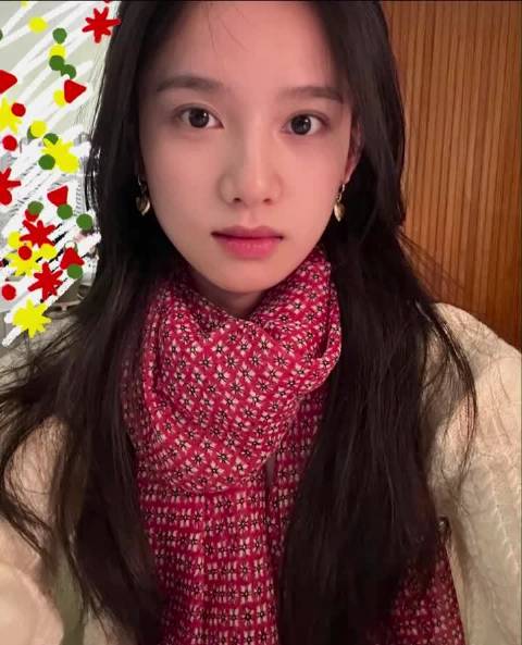 张婧仪的脸属于天生的极品，不需要任何东西多加修饰