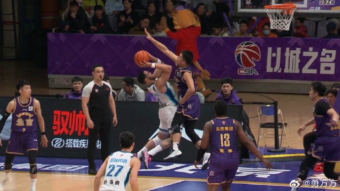 北京控股男篮在三连胜期间展现的‘流动红旗’防守激励机制具体是如何运作的？
