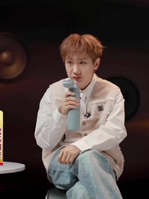 周兴哲颜人中互动逗趣,笑声感染力十足