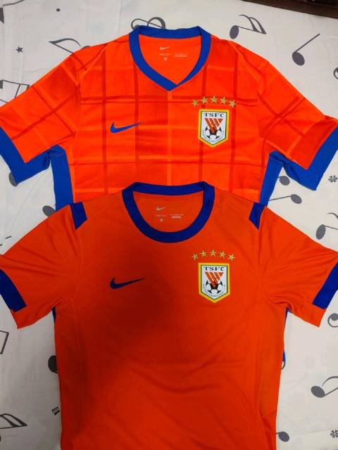 一条视频告诉你山东泰山队25赛季和26赛季主场球衣有什么区别！