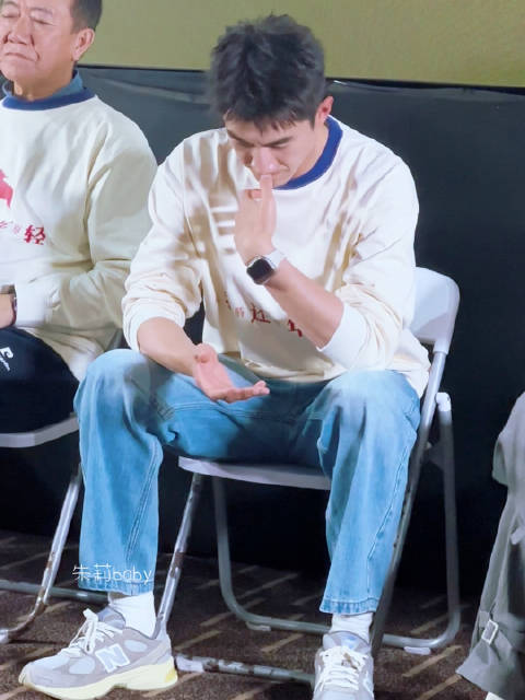 咋吃个手手嘟这么可爱的呢