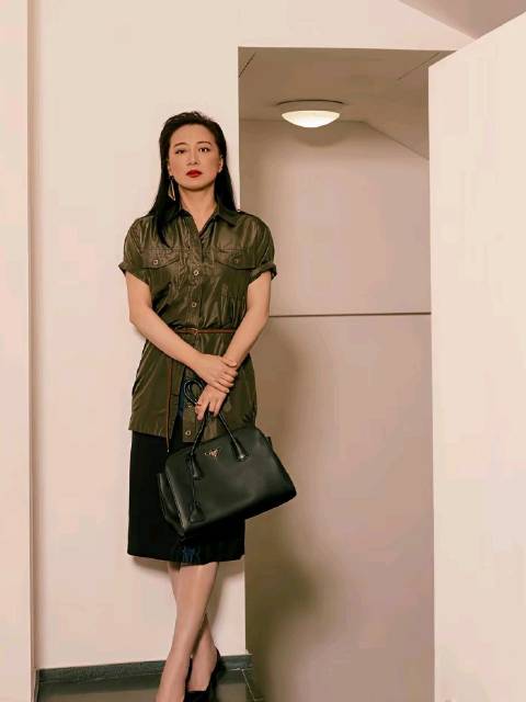 贾玲亮相米兰时装周形象大变引热议