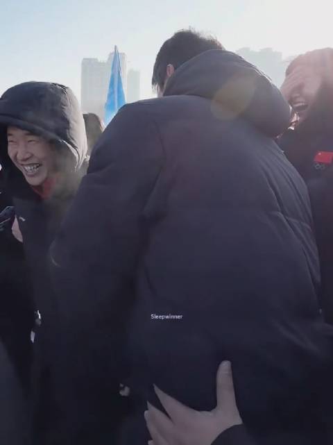 同行的人摔倒以后顺顺立马去帮忙扶起来