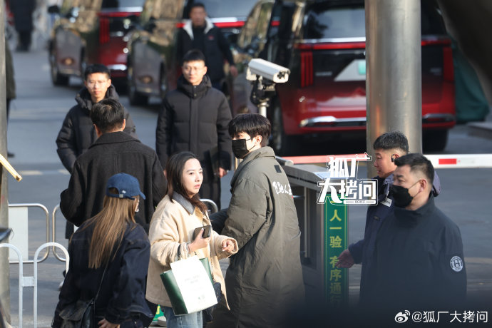 张新成胡先煦范丞丞沙溢春晚后台寻沈腾