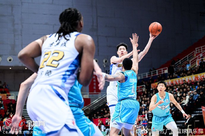 孙铭徽和胡金秋这对广厦核心本场比赛有什么高光表现？