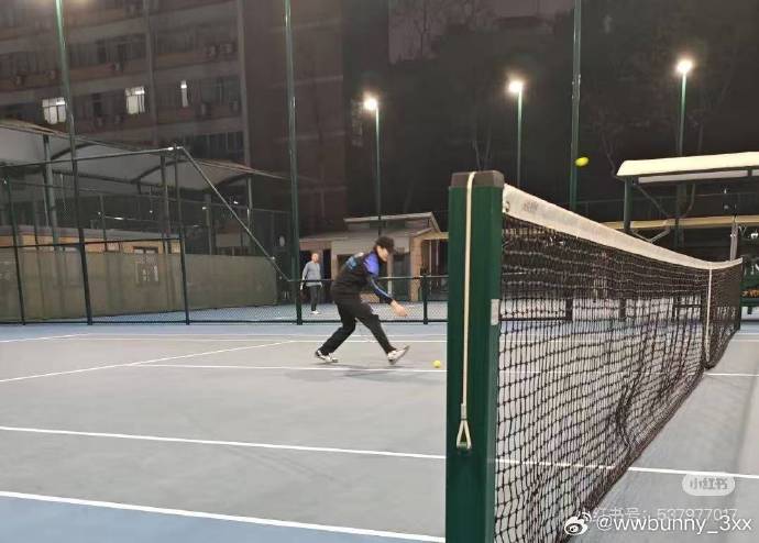 林高远用衣架练网球上热搜，网友盛赞其“高精力人”高效训练法