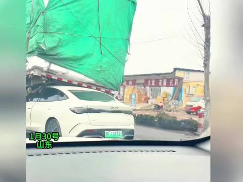 比亚迪追尾大货车致后者被铲起