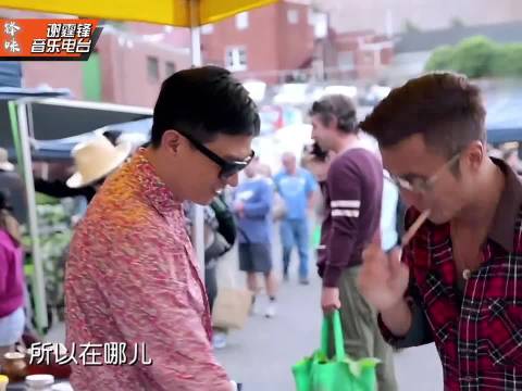 谢霆锋张家辉逛街，锋哥这是把私房钱藏在鞋底了吗