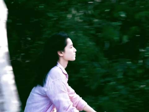 张婧仪身上有一种属于少女的独特魅力