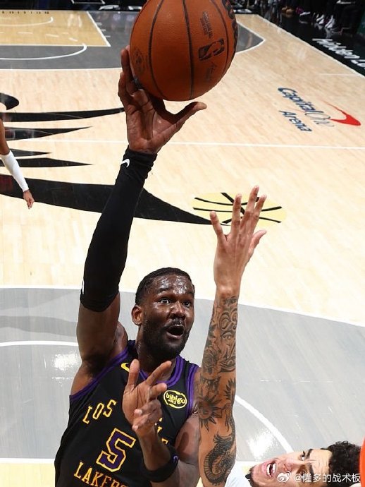 除了东契奇，湖人队其他球员在本场比赛中的表现如何？