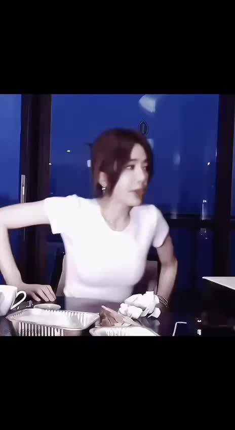 秦岚不知道秦岚的身材很曼妙