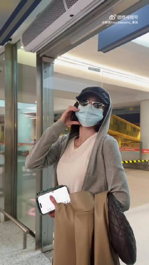 秦岚比心叮嘱粉丝注意安全