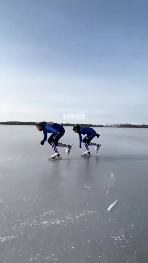 荷兰两人着蓝色速滑服冰面疾驰尽显速度激情