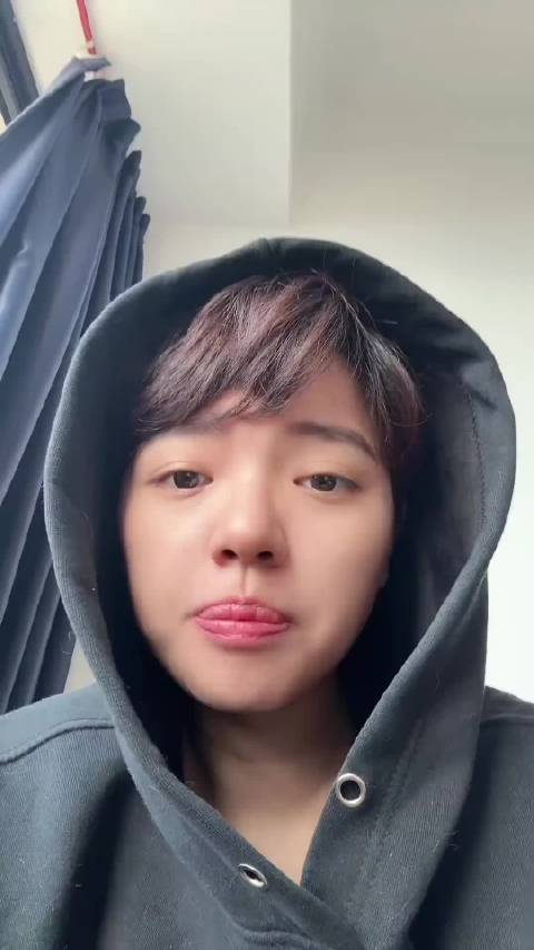 朱珠早年留美生活照曝光，持烟吐舌引热议