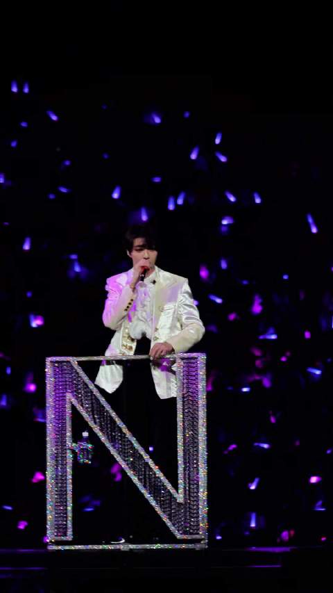 白色西装王纸@陈立农 成都直拍，这跟躺他怀里听有啥区别啊！