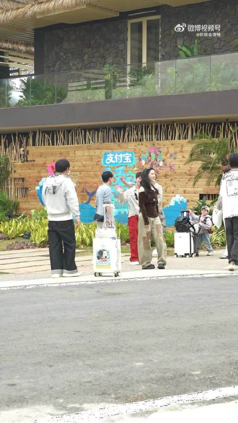 王鹤棣王传君武大靖合体，何炅沈月谭松韵圆梦客栈