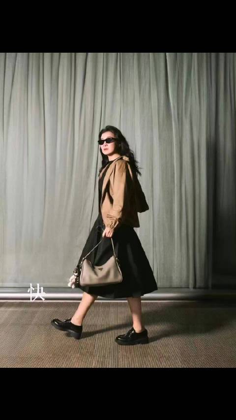 “快快抹干眼泪，看昙花多美”