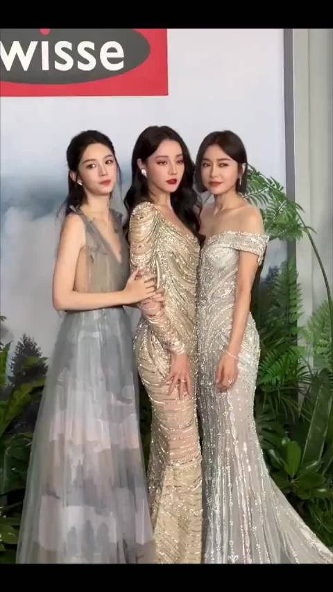 秦岚春晚联排穿风衣秀4A腰，满屏大长腿吸睛