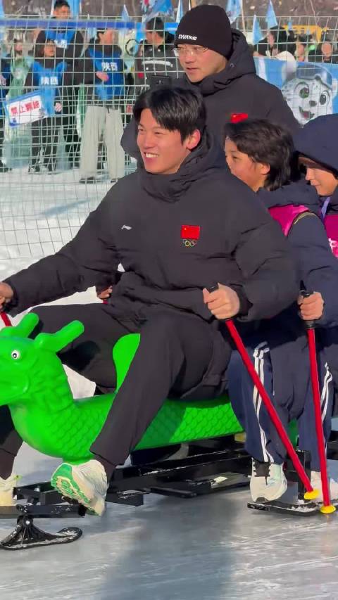 汪顺玩冰上龙舟气氛欢乐