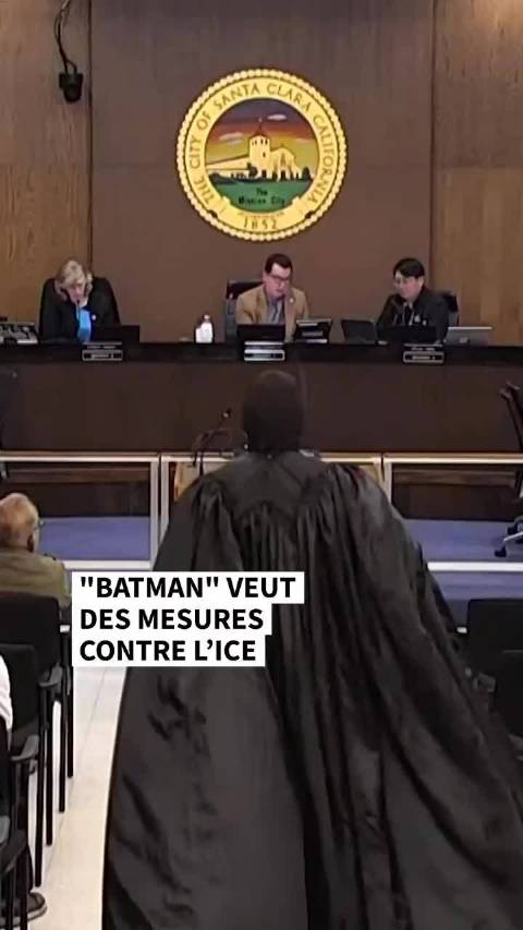 蝙蝠侠装扮男子在圣克拉拉市议会批评与ICE合作