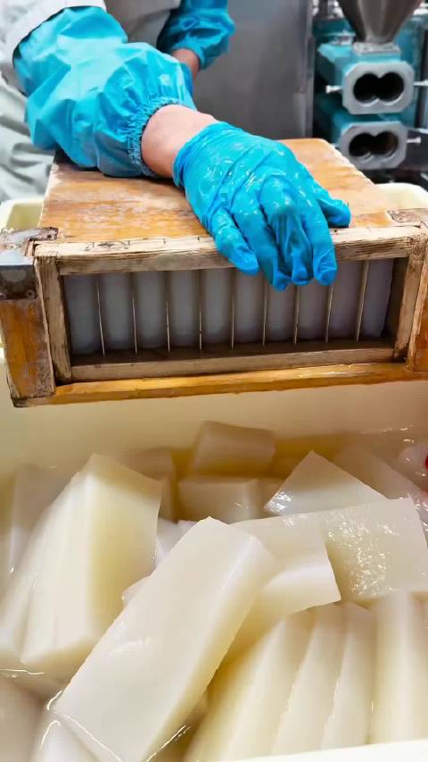 奶奶中秋前离世，家人备齐月饼桂花糕延续团圆