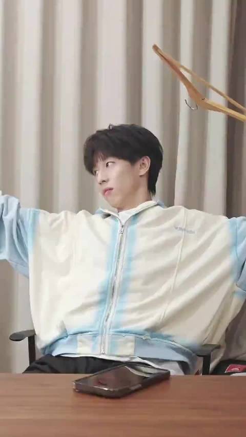 林高远候场用衣架练网球，无装备场地限制